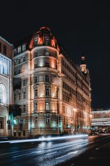 韩国犯罪悬疑剧《暗夜追凶》封面，夜晚城市霓虹灯光下侦探背影，氛围紧张